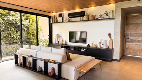 Salas &mdash; Living Contemporâneo com Rack Preto e Aparador Atrás do Sofá