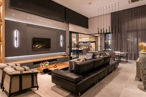 Salas &mdash; Living Integrado com Painel de TV Monumental e Estante